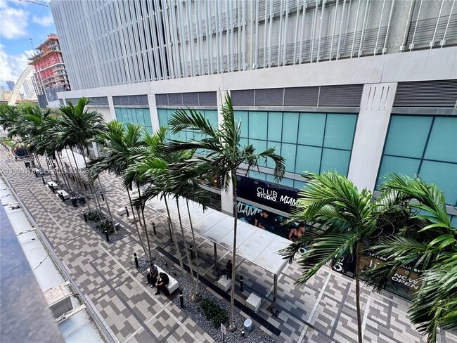 Building Photo - 851 NE 1st Ave