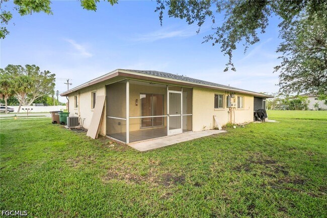 Building Photo - 4406 Santa Barbara Blvd S
