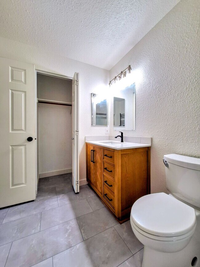 Building Photo - Beautiful Second Floor 3bd Condo w/Detached Garage & Pool