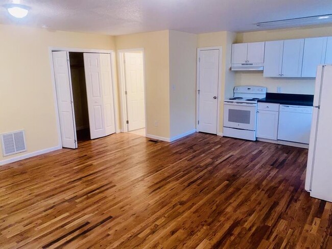 Building Photo - 50 Nancy St