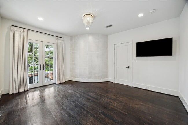 Building Photo - 3214 Westheimer Rd