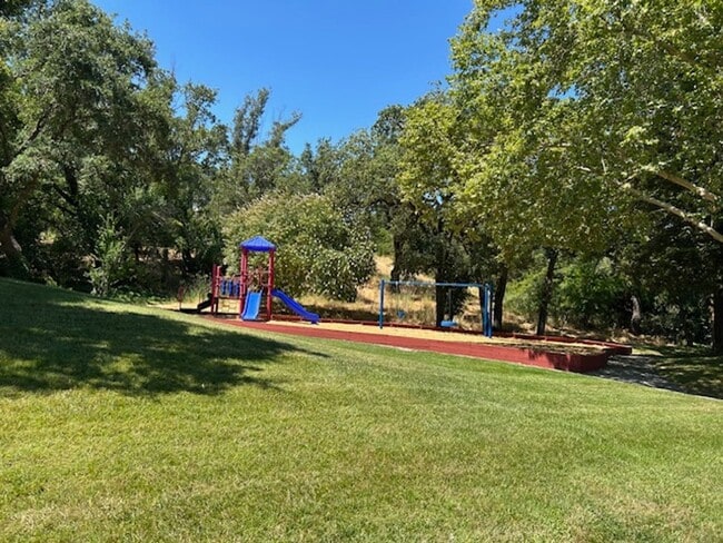 Building Photo - Charming 3 Bedroom, 2.5 Bathroom Condo in ...
