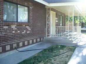 Building Photo - Ready for new occupants!  2 Bedroom 1 Bath...