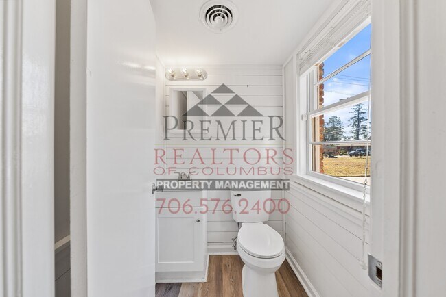 Building Photo - 386 Victory Dr