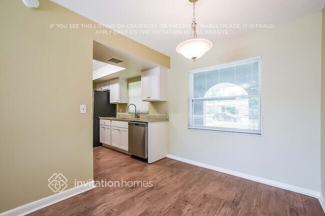 Building Photo - 204 N Alderwood St