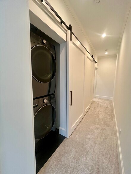 Building Photo - 670 Mohawk St