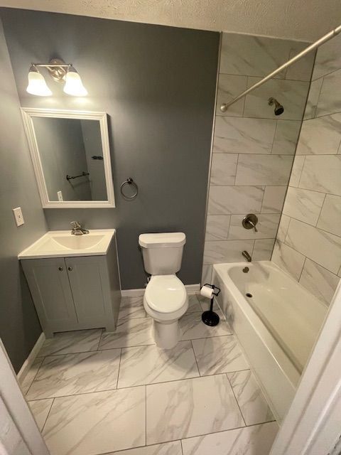 Building Photo - 3 bedroom home with sun room close to lake!