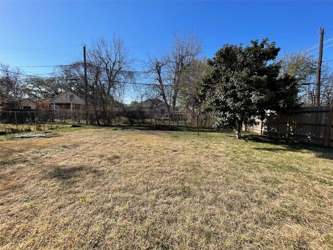 Building Photo - 4504 Kingsbury St