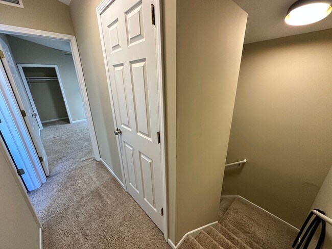 Building Photo - Updated 5-BR, 2-BA Apartment by the U of M Available!
