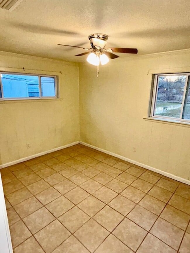 Building Photo - Moss Point 3 Bedroom