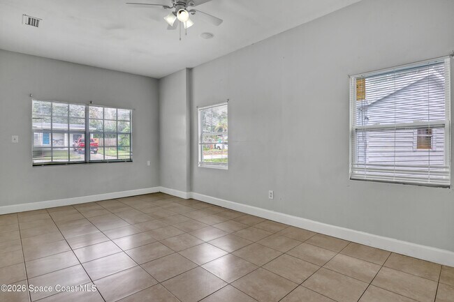 Building Photo - 807 Hillsdale Dr