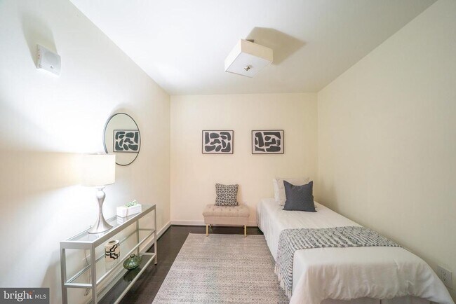 Building Photo - 1025 1st St SE