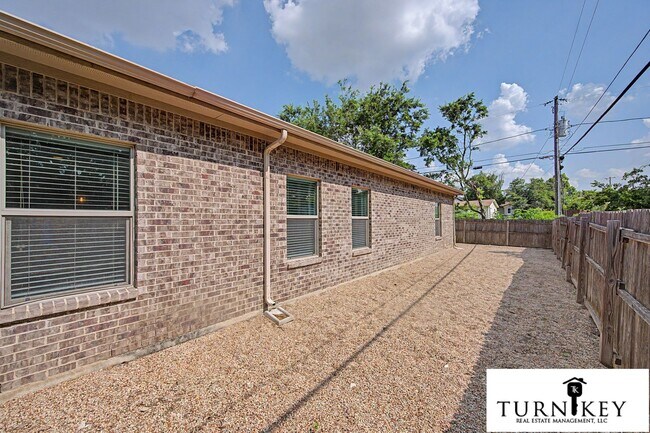 Building Photo - 8037-8039 Arbor