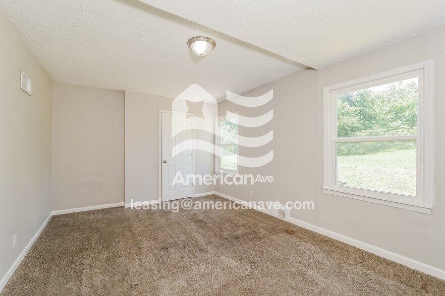 Building Photo - 904 E 84th Terrace