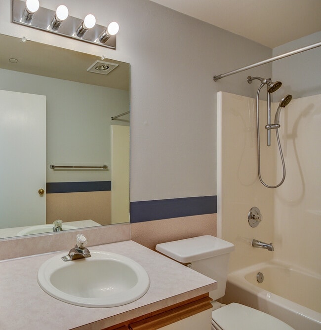 Building Photo - 485 SW Bayshore Dr