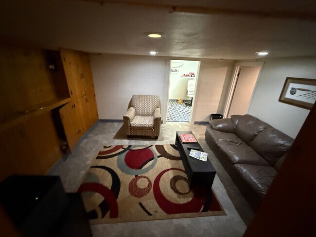 Building Photo - 7 bedroom 3.5 bath Game Room