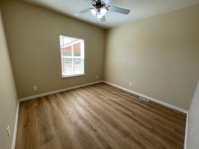 Building Photo - Quiet, spacious property!