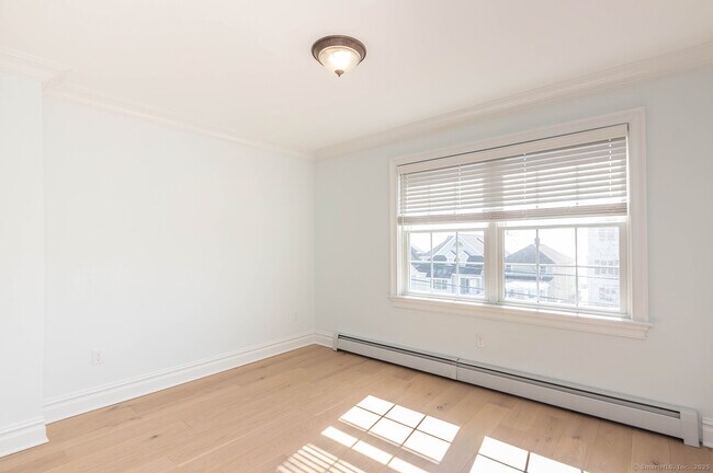 Building Photo - 1140 Fairfield Beach Rd