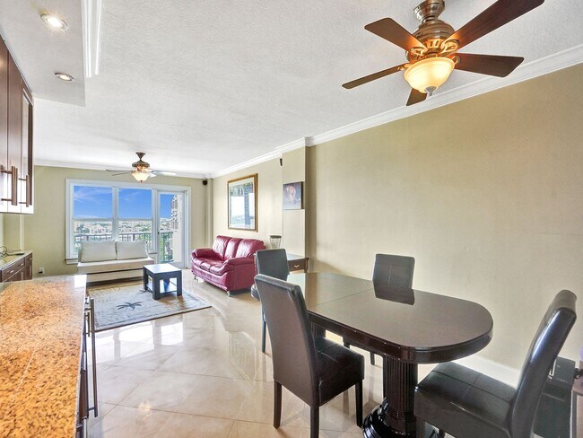 Building Photo - Beautiful 2 bedroom 1.5 bath Condo