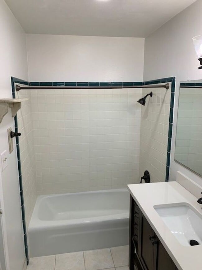 Building Photo - REALLY NICE UPSTRS 1BD 1BA CONDO FOR LEASE! MUST SEE!