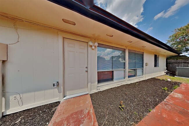 Building Photo - 21610 Crescent Heights St