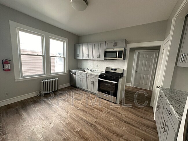 Building Photo - 100-102 Grand Ave, #1L