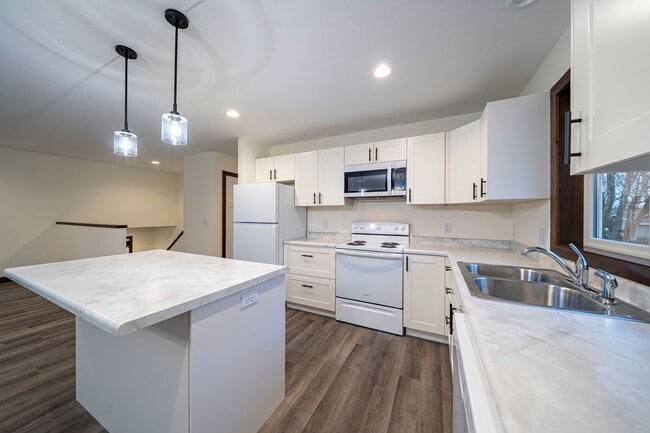 Building Photo - Brand New 5 Bedroom Duplex Unit!
