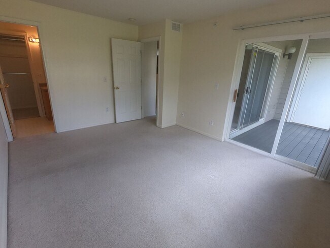 Building Photo - 2850 Aurora Ave