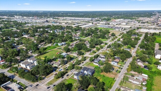 Building Photo - 855 S Victory Dr