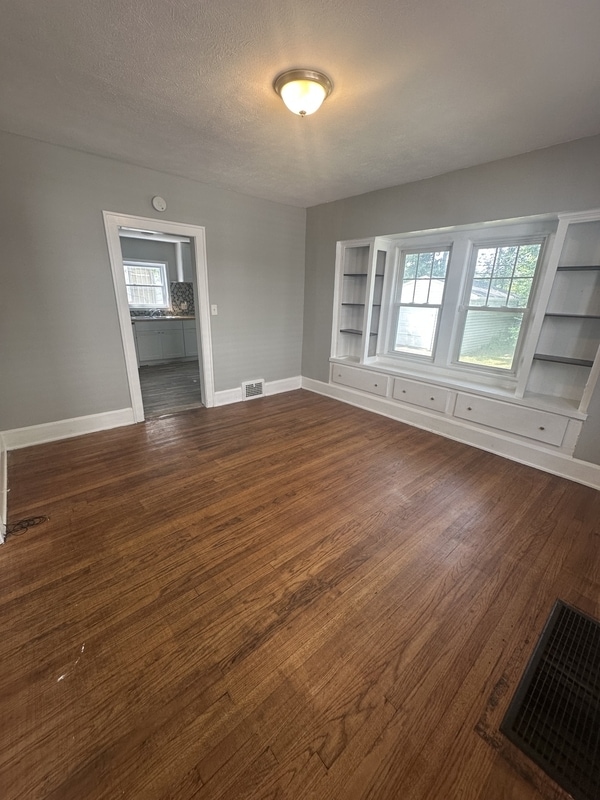 Building Photo - 13401 S Parkway Dr