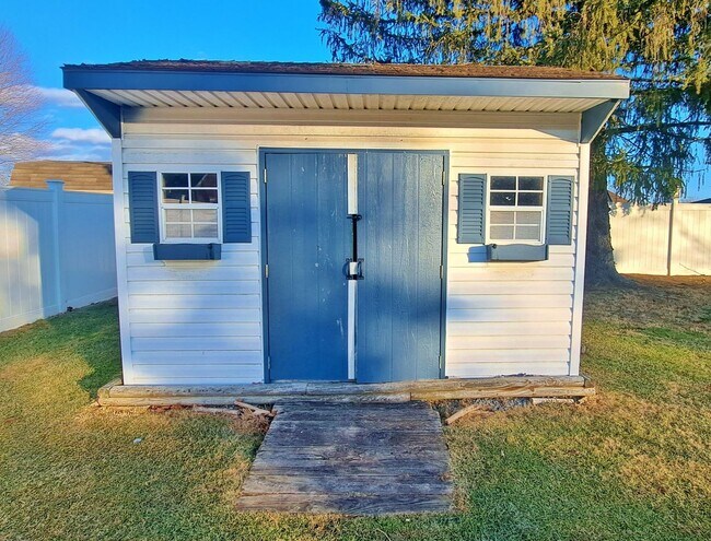 Building Photo - 3 Bed / 1-1/2 Bath Single Family Home w/2-car garage