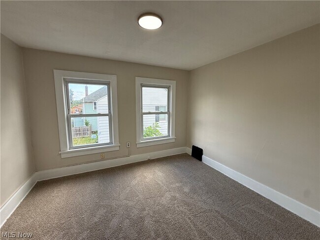 Building Photo - 301-303 Roslyn Ave NW