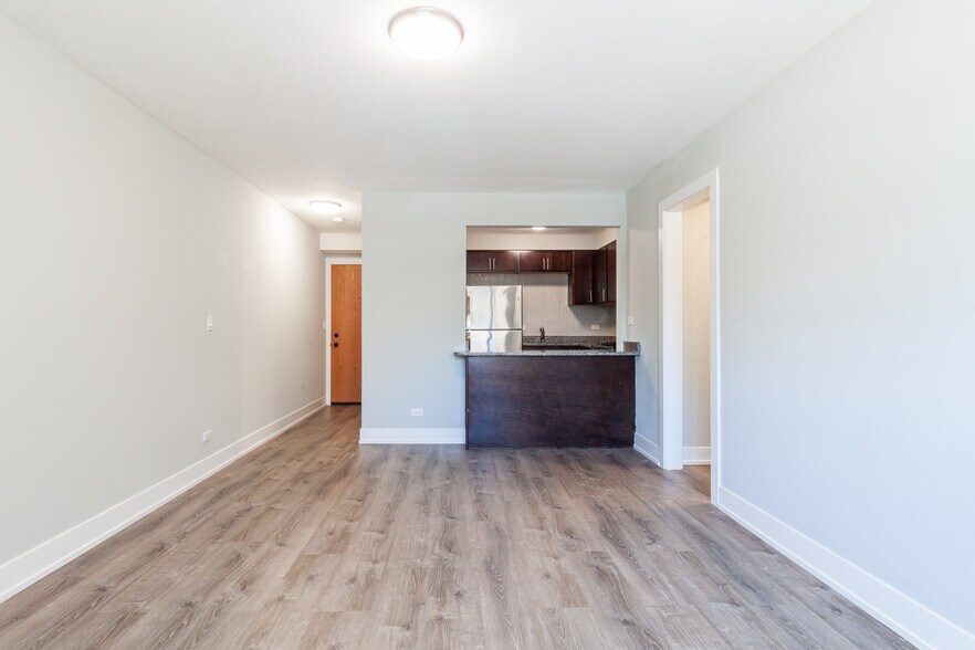 Building Photo - 525 W Surf St