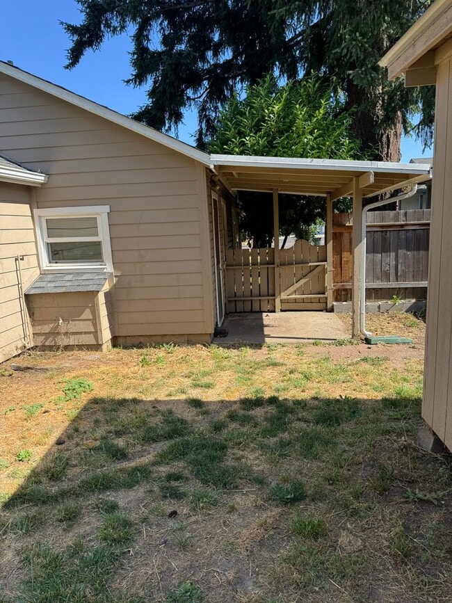 Building Photo - Barger area, 2 bedroom, 1 bath, large back...