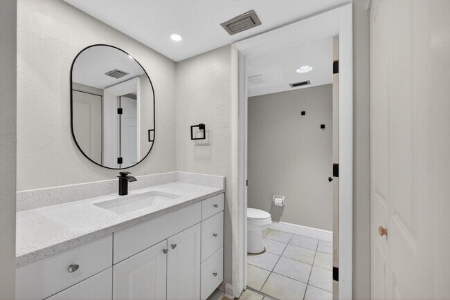 Building Photo - 1650 SE Green Acres Cir