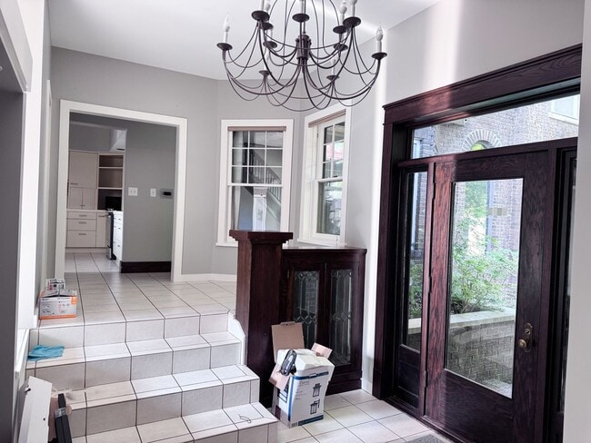 Building Photo - 3 bed 2.5 bath with the perfect blend of c...
