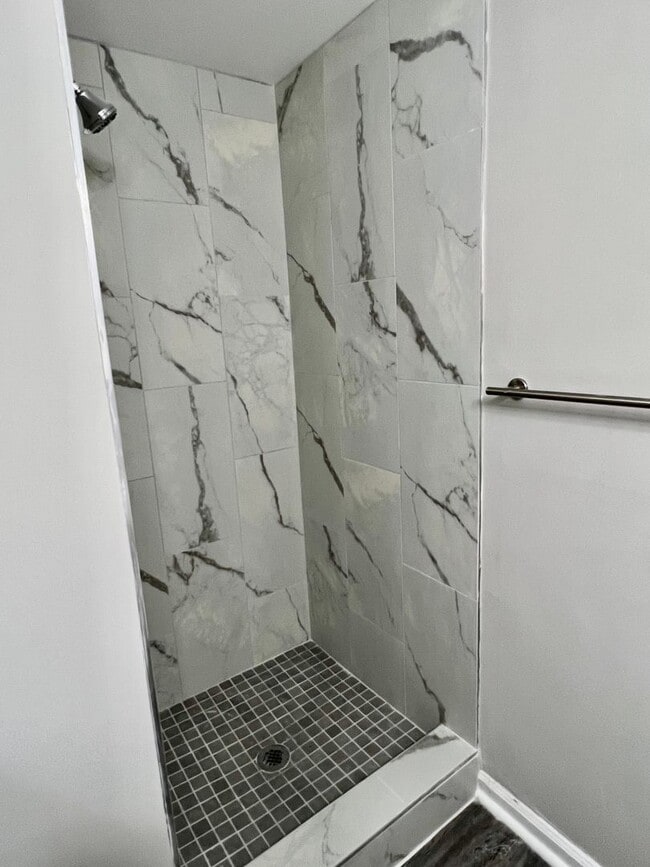 Building Photo - University Spacious 1st floor Condo