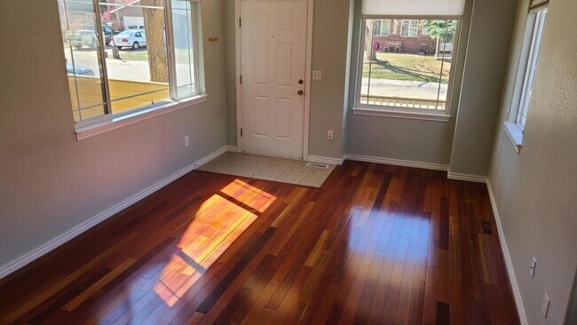 Building Photo - 818 S Terry St Unit 1