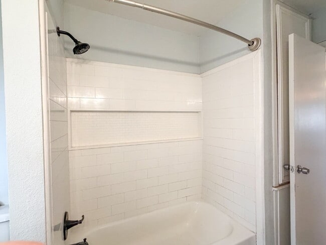 Building Photo - Maedgen Area | 2 Spacious Bedrooms | 1 Car Garage