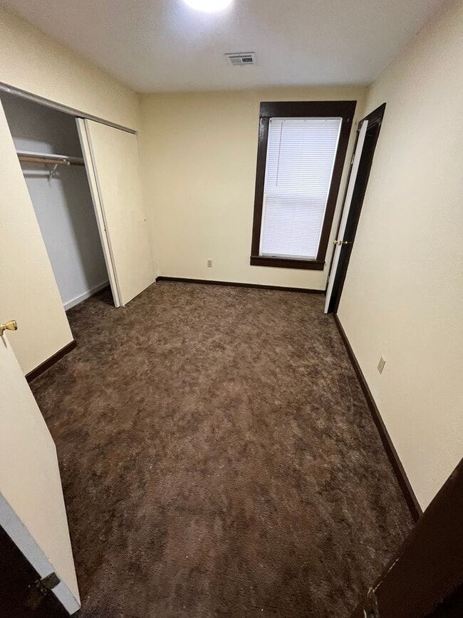 Building Photo - 3 Bedroom, 1 Bathroom House