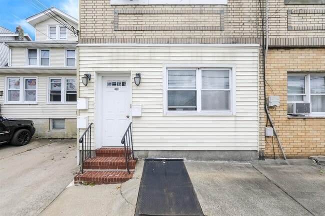 Building Photo - 460 Edgewater Rd