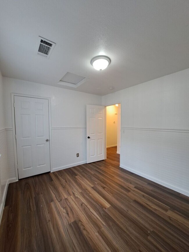 Building Photo - Single Level 3BR Home w/ Backyard Ready to...