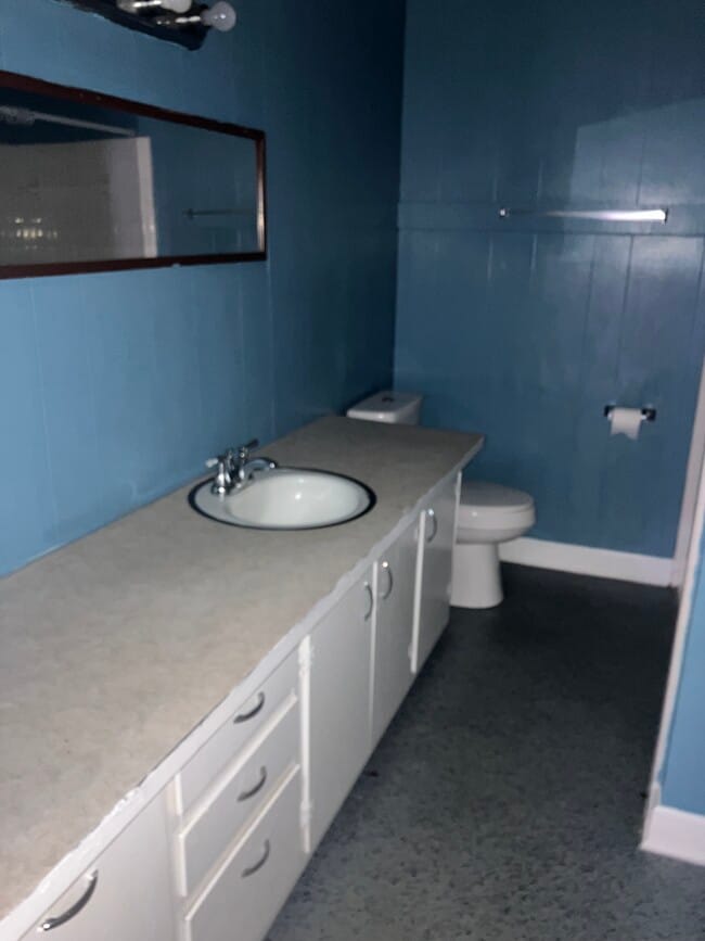Bath - 2708 Warrick Cir