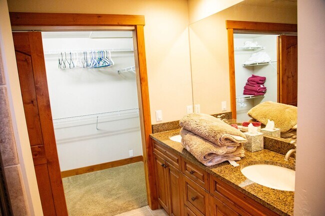 Building Photo - Wonderful Furnished 3 Bedroom & 2 Bathroom...