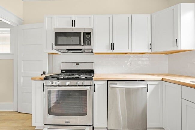 Building Photo - 3 bedroom house in Kendallville! CHRISTMAS...