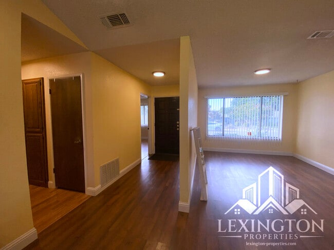Building Photo - Beautiful, 3BD/2BA +Bonus Rooms, Bungalow ...