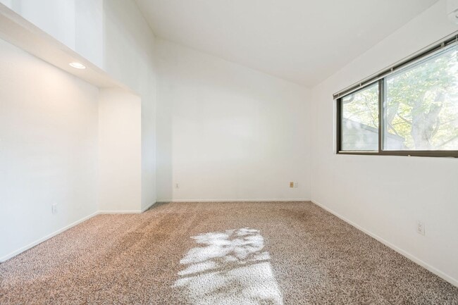 Building Photo - 2 bedroom Condo