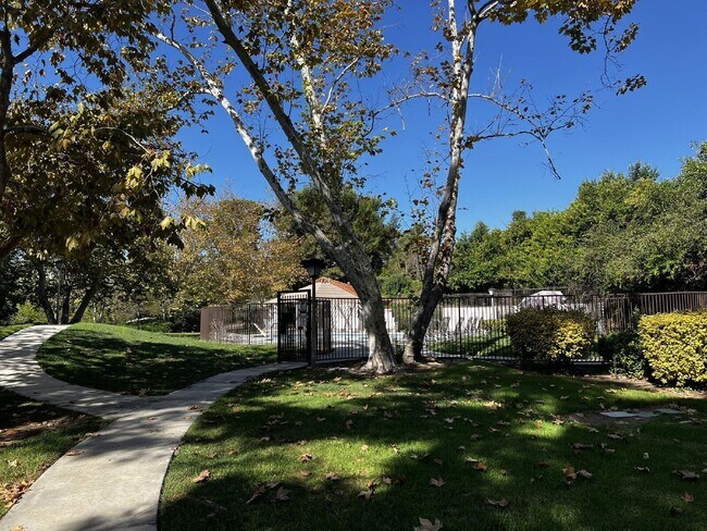 Building Photo - 3036 Avenida Christina
