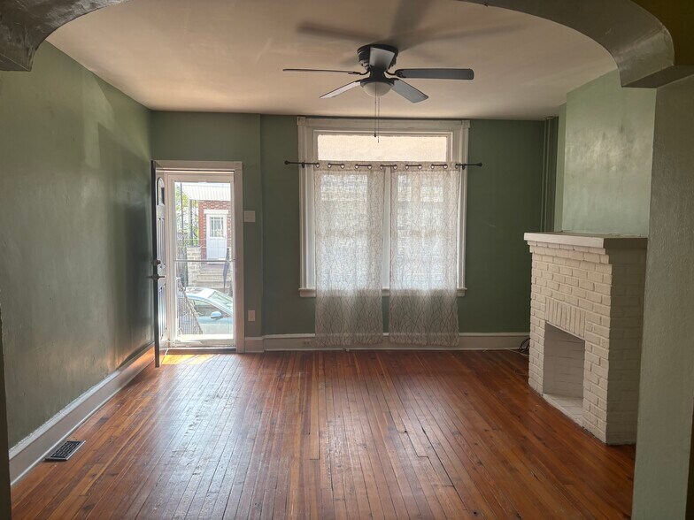 Living Room - 4013 Dexter St