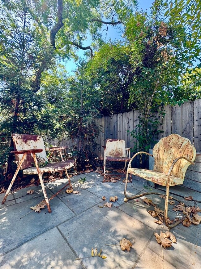 Building Photo - Available For 4+ Months!* Rare Find Furnished Saint Helena Gem, “Upper Tainter” 2 Bedrooms, 2 Bat...